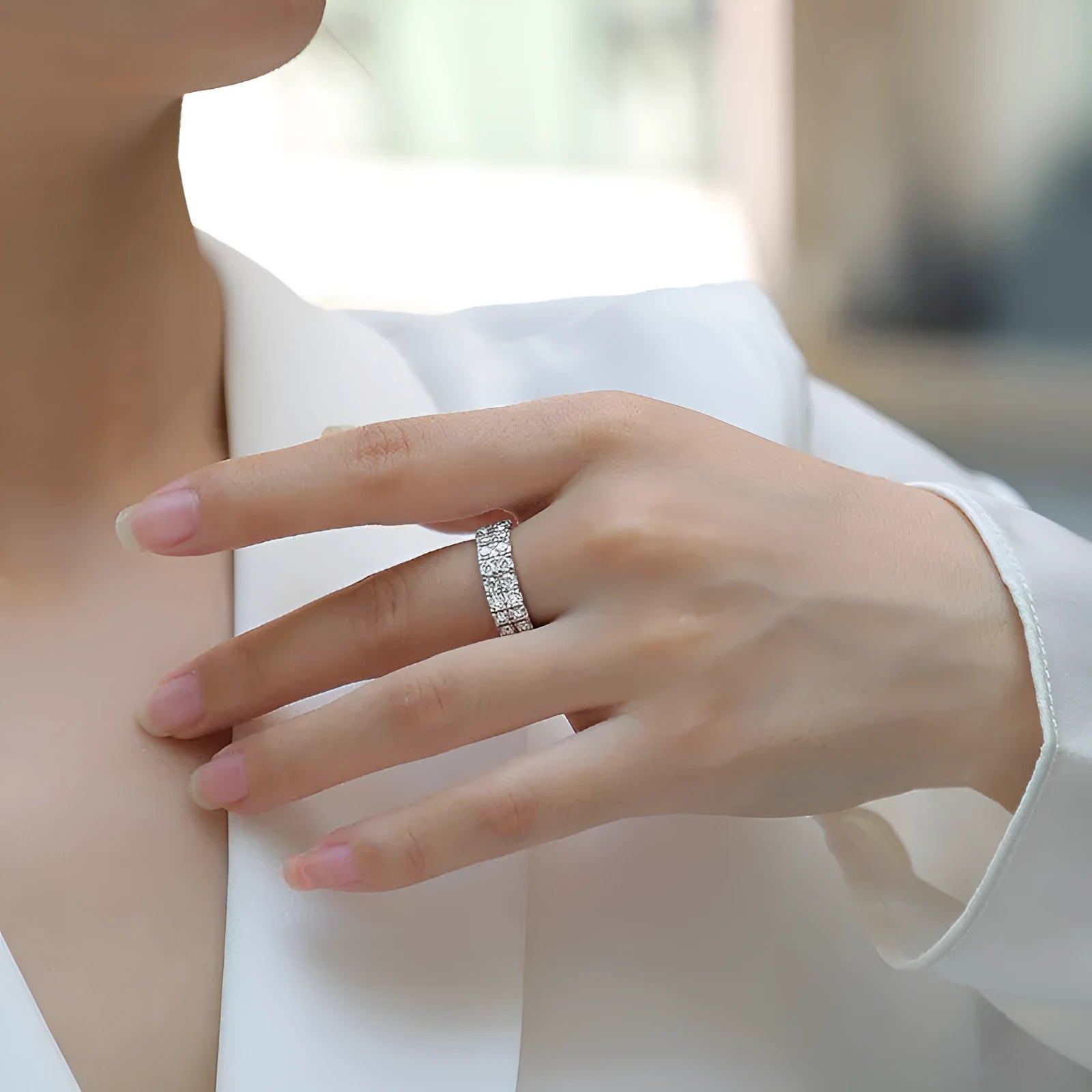 Moissanite S925 sterling silver light luxury round geometric ring for women, US size 7, with 18 moissanite tablets.