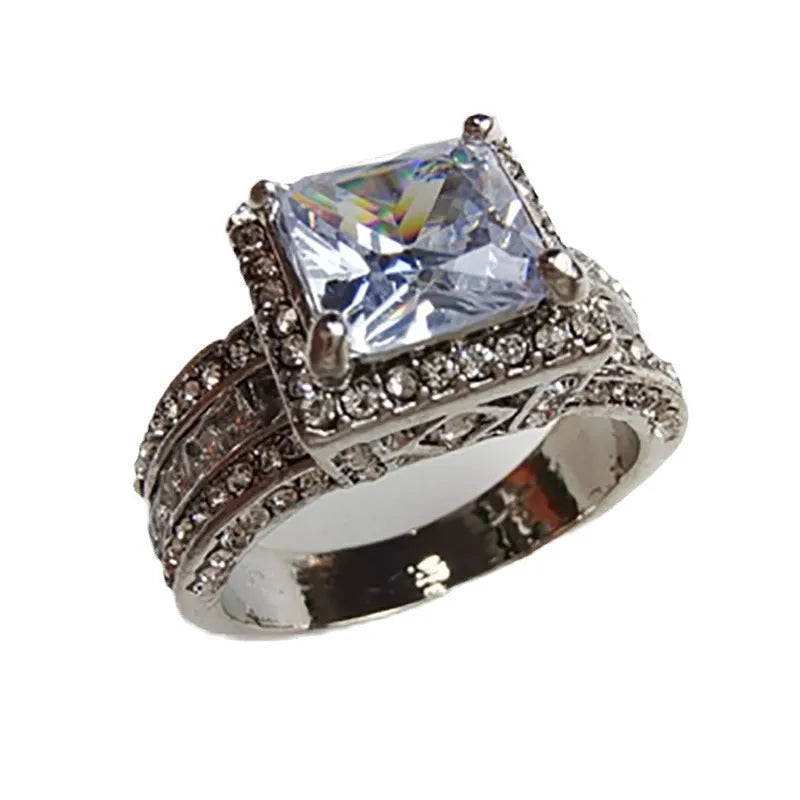 Geometric women's ring with round elements in gold or white electroplated finish on alloy