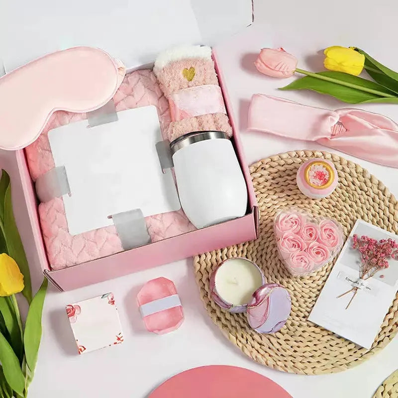 Soy wax aromatherapy candle and bath bomb gift set in modern simplicity design