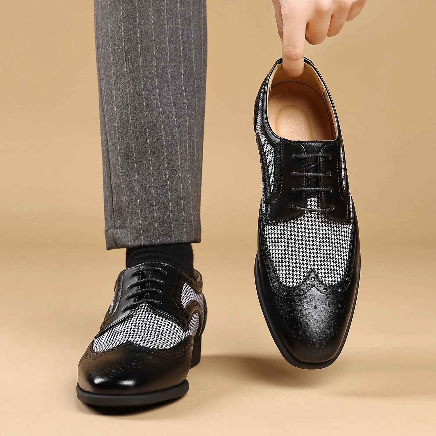 Men's imitation houndstooth plaid casual leather shoes with square toe and lace-up front.
