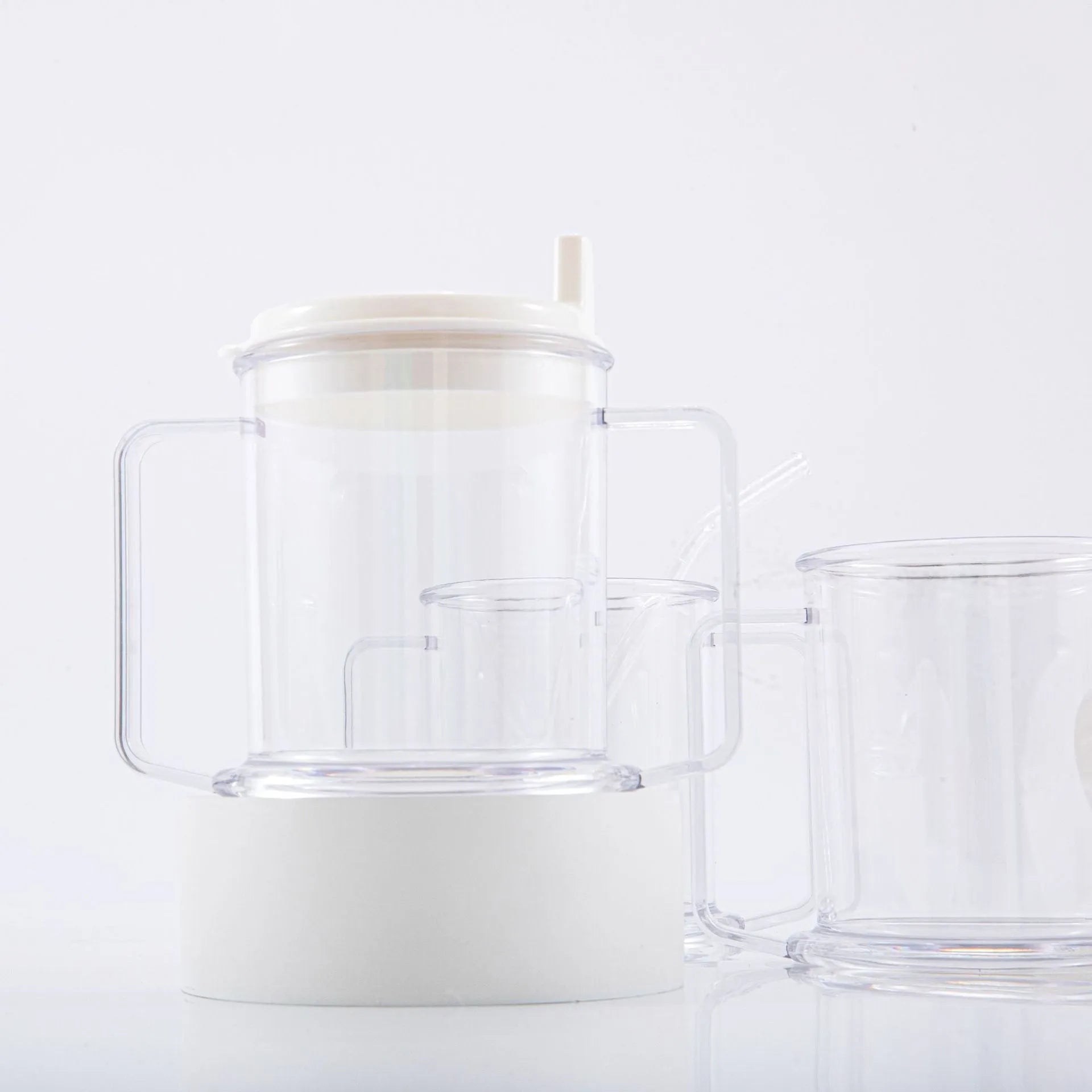 Transparent plastic drinking cup with modern simple design and spill-proof functionality