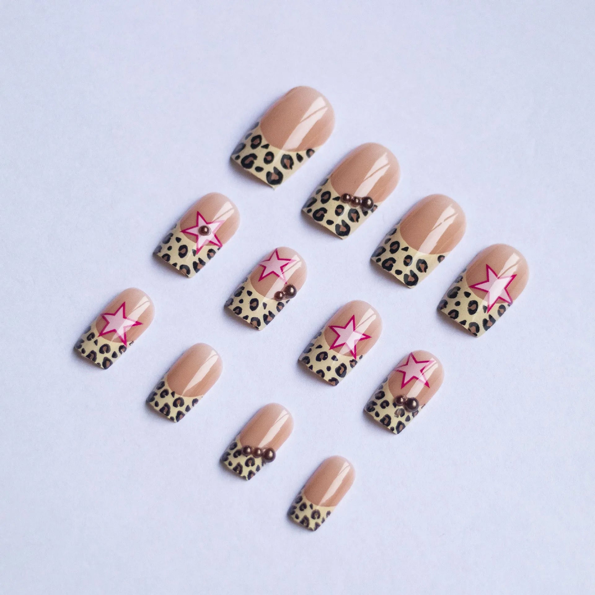 False nails with leopard print French design and star-shaped pearl diamond decoration