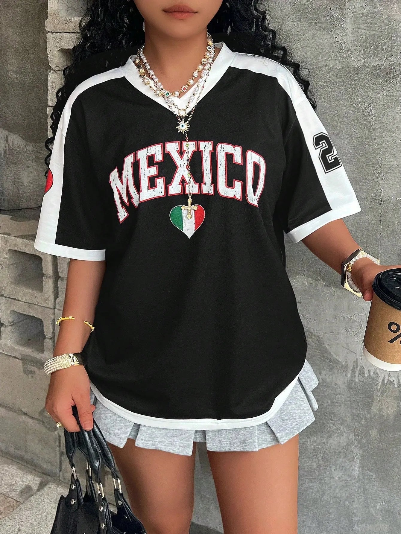 Women's loose-fit V-neck t-shirt with letter printing and short sleeves in polyester fabric