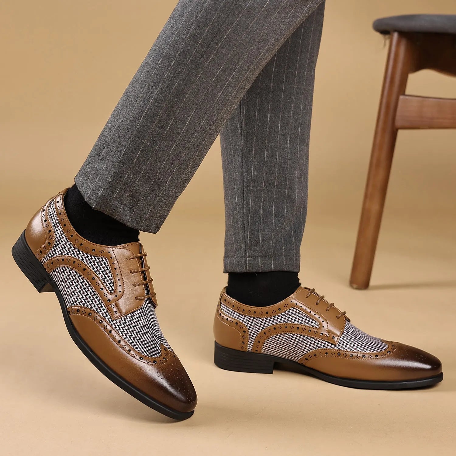 Men's imitation houndstooth plaid casual leather shoes with square toe and lace-up front.
