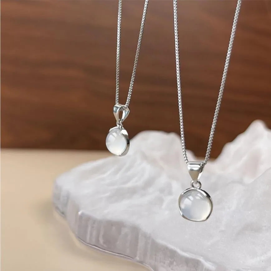 Korean-style oval pendant necklace with geometric eight Awn star design on adjustable box chain