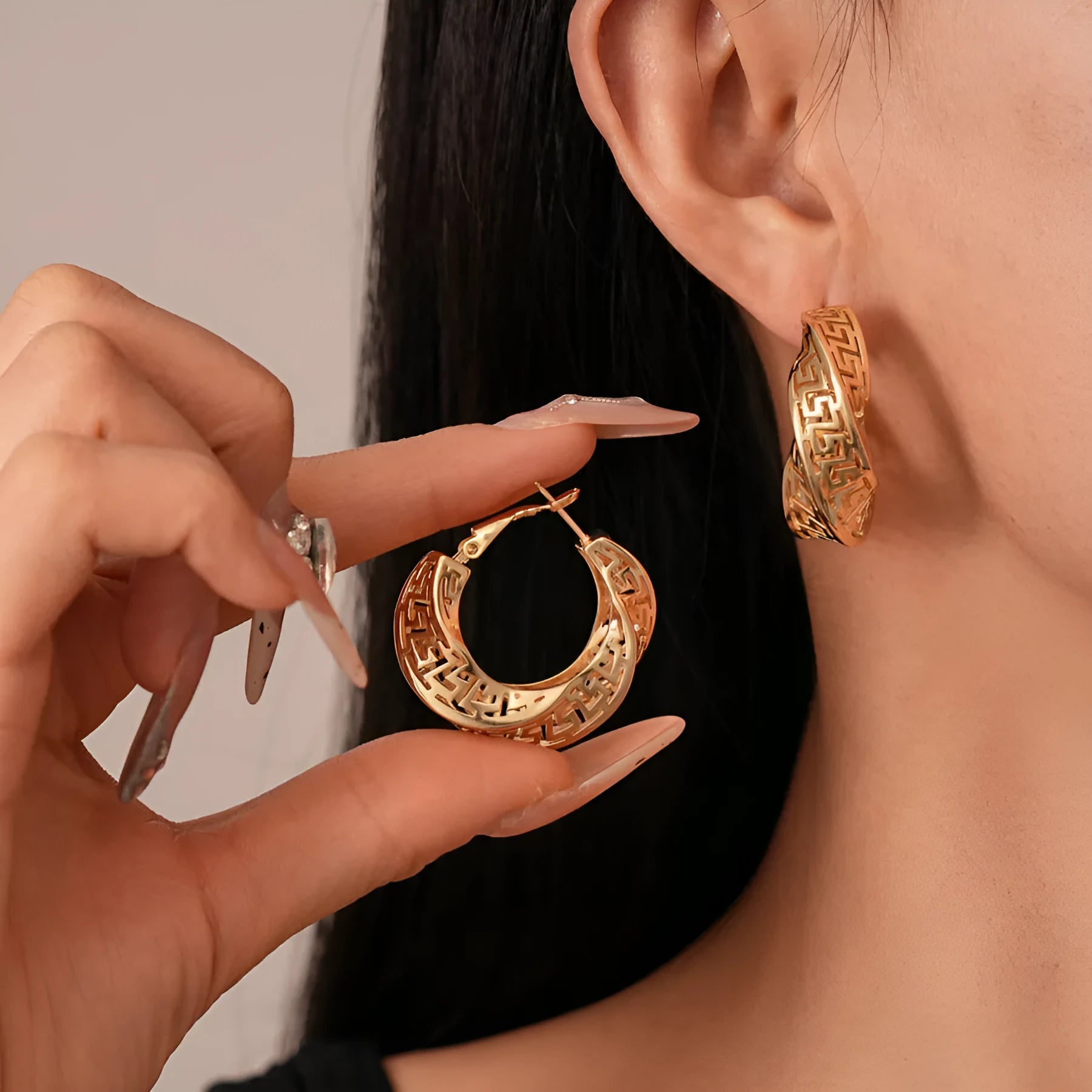 Geometric women's hollow stud earrings in gold or silver with exaggerated twisted round design