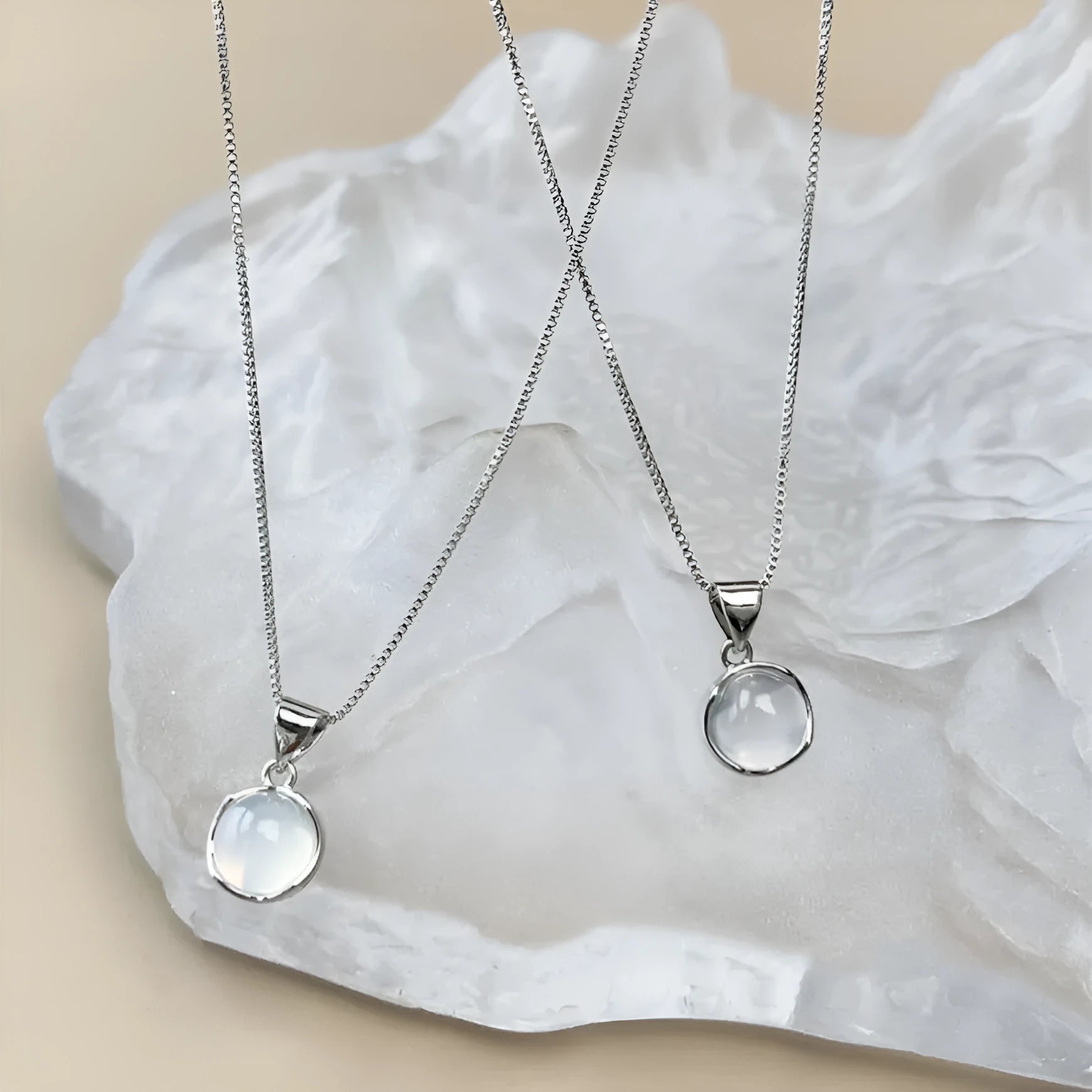 Korean-style oval pendant necklace with geometric eight Awn star design on adjustable box chain