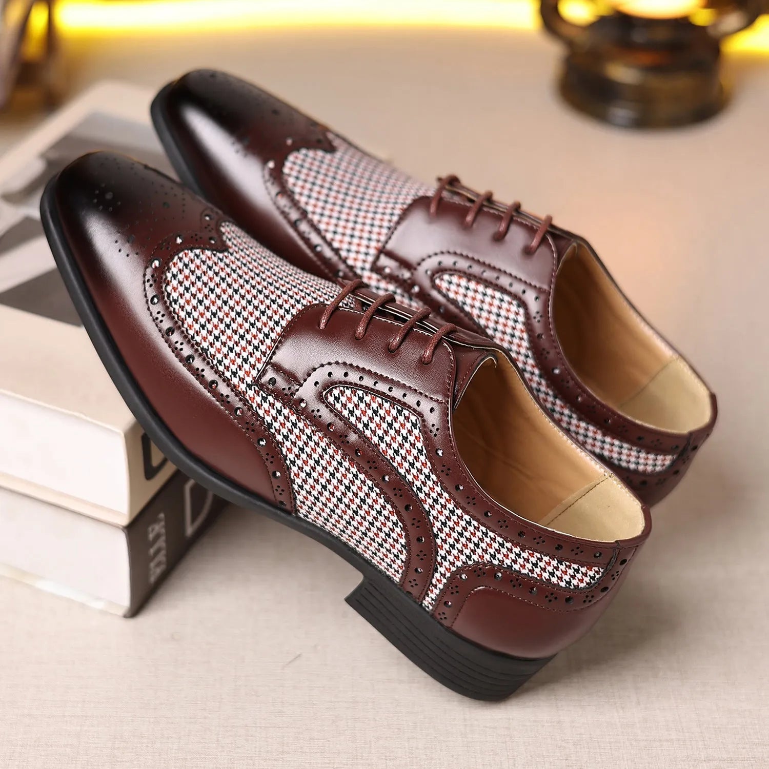 Men's imitation houndstooth plaid casual leather shoes with square toe and lace-up front.