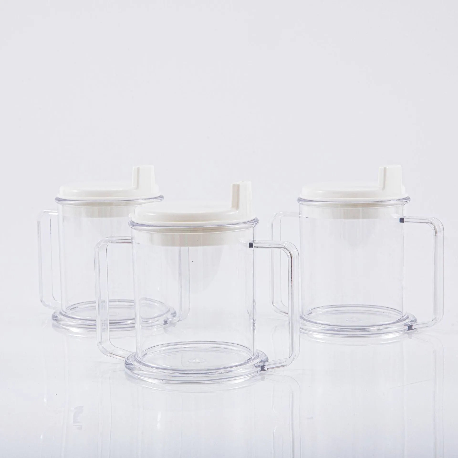 Transparent plastic drinking cup with modern simple design and spill-proof functionality