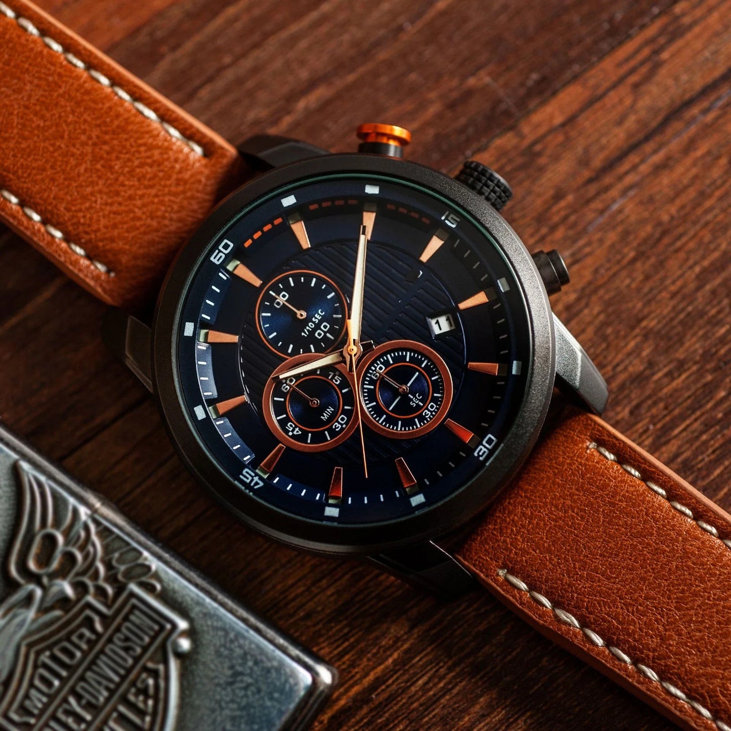 Stylish leather sports watch with single calendar movement and water-resistant alloy case