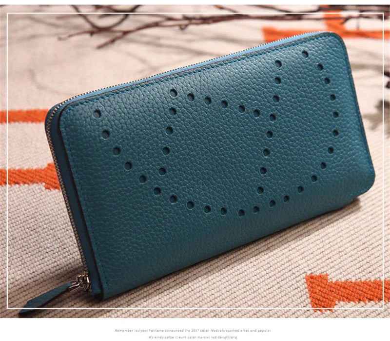 Timeless Litchi-Patterned Cowhide Clutch in Black - A Stylish and Durable Accessory for the Modern Kiwi Lifestyle