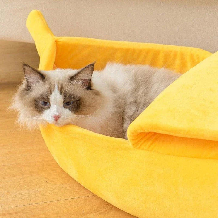 Cozy banana-shaped cat bed in plush, sponge material for ultimate comfort and support