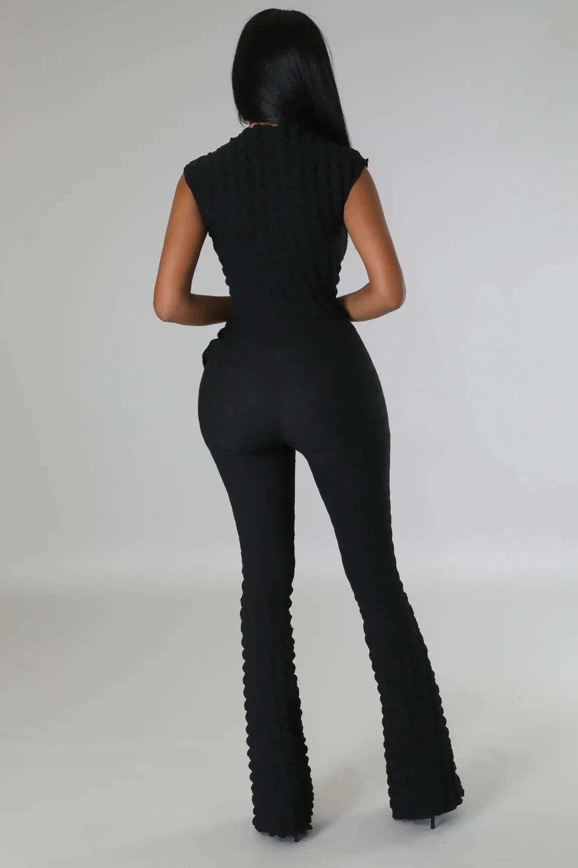 A sleeveless women's suit in a striking bubble plaid design, crafted with premium Popcorn fabric for a stylish and comfortable look.