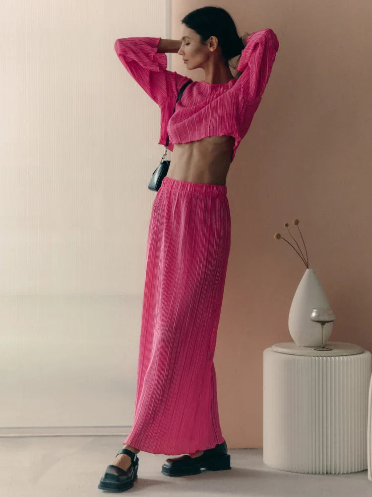 Stylish mid-length skirt and sleeve top suit in green or rose red, a versatile and fashionable outfit for Kiwi women