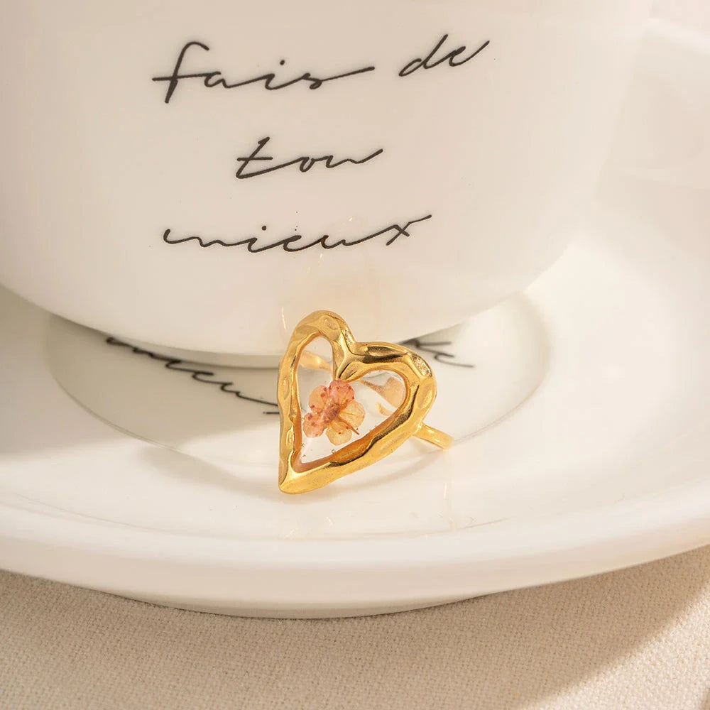 Elegant 18K gold-plated geometric ring with adjustable sizing and waterproof design for versatile Kiwi fashion