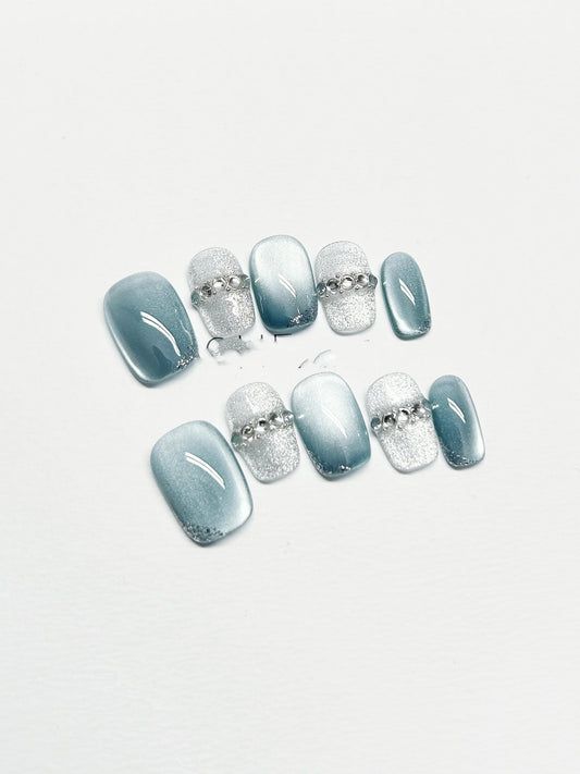 Stylish fake nails in a range of sizes and shapes, with a focus on quality and sustainability