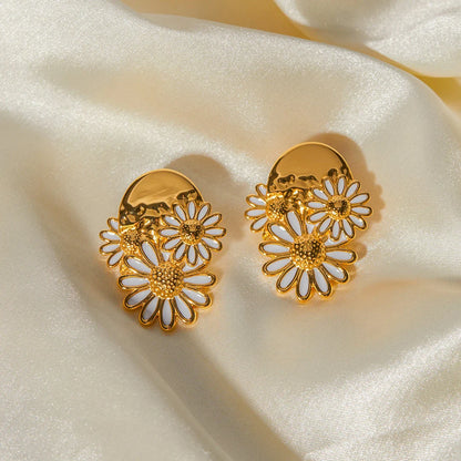 Elegant 18K gold plated daisy stud earrings with a white dripping oil finish, perfect for Kiwi women who love vintage-inspired jewelry