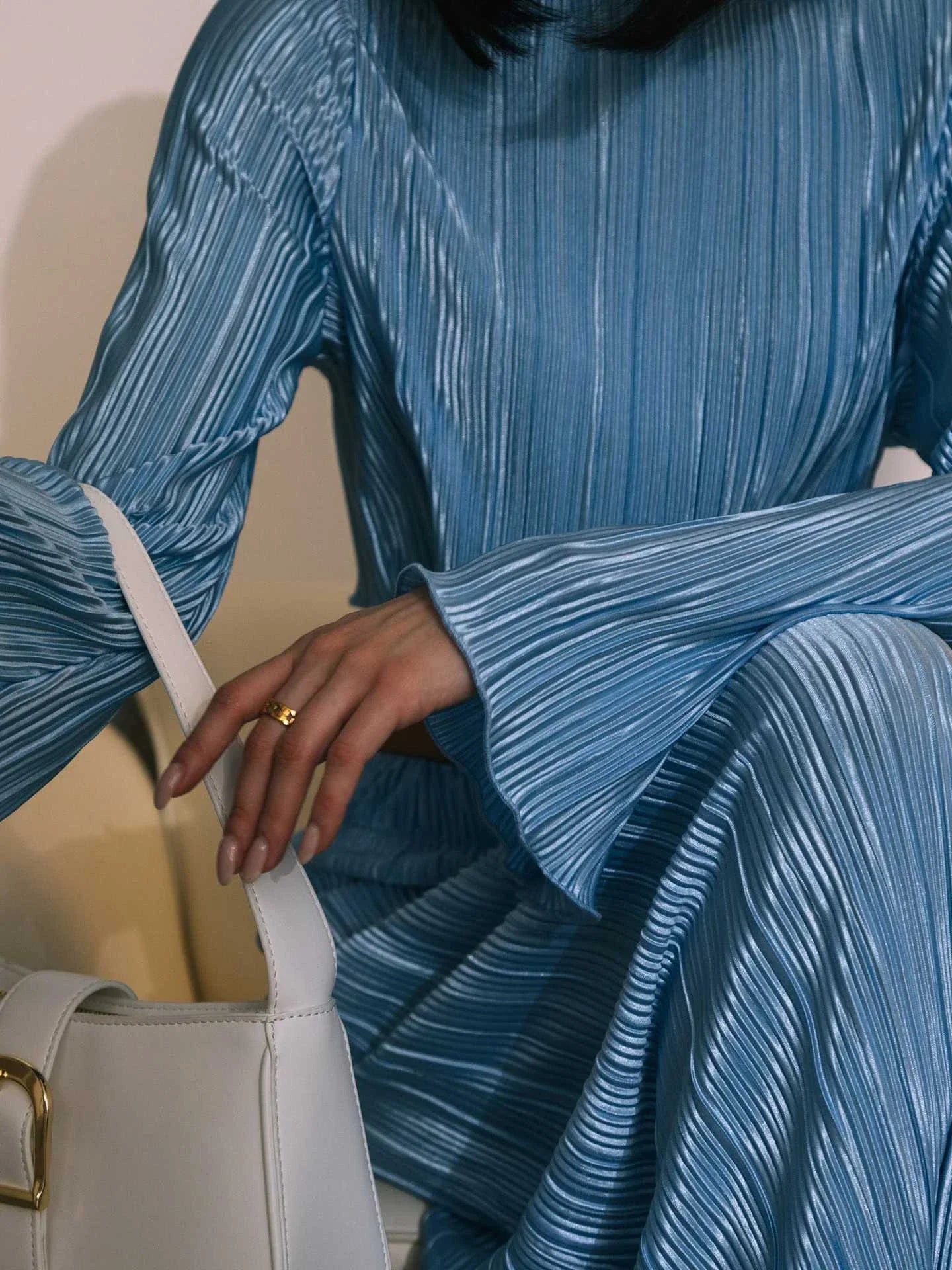 Stylish mid-length skirt and sleeve top suit in green or rose red, a versatile and fashionable outfit for Kiwi women