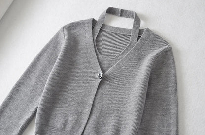 Stylish knitwear vest in a classic black or neutral colour, featuring a V-neck collar and long sleeves for a polished, versatile look.