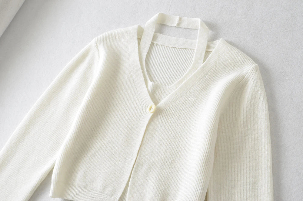 Stylish knitwear vest in a classic black or neutral colour, featuring a V-neck collar and long sleeves for a polished, versatile look.