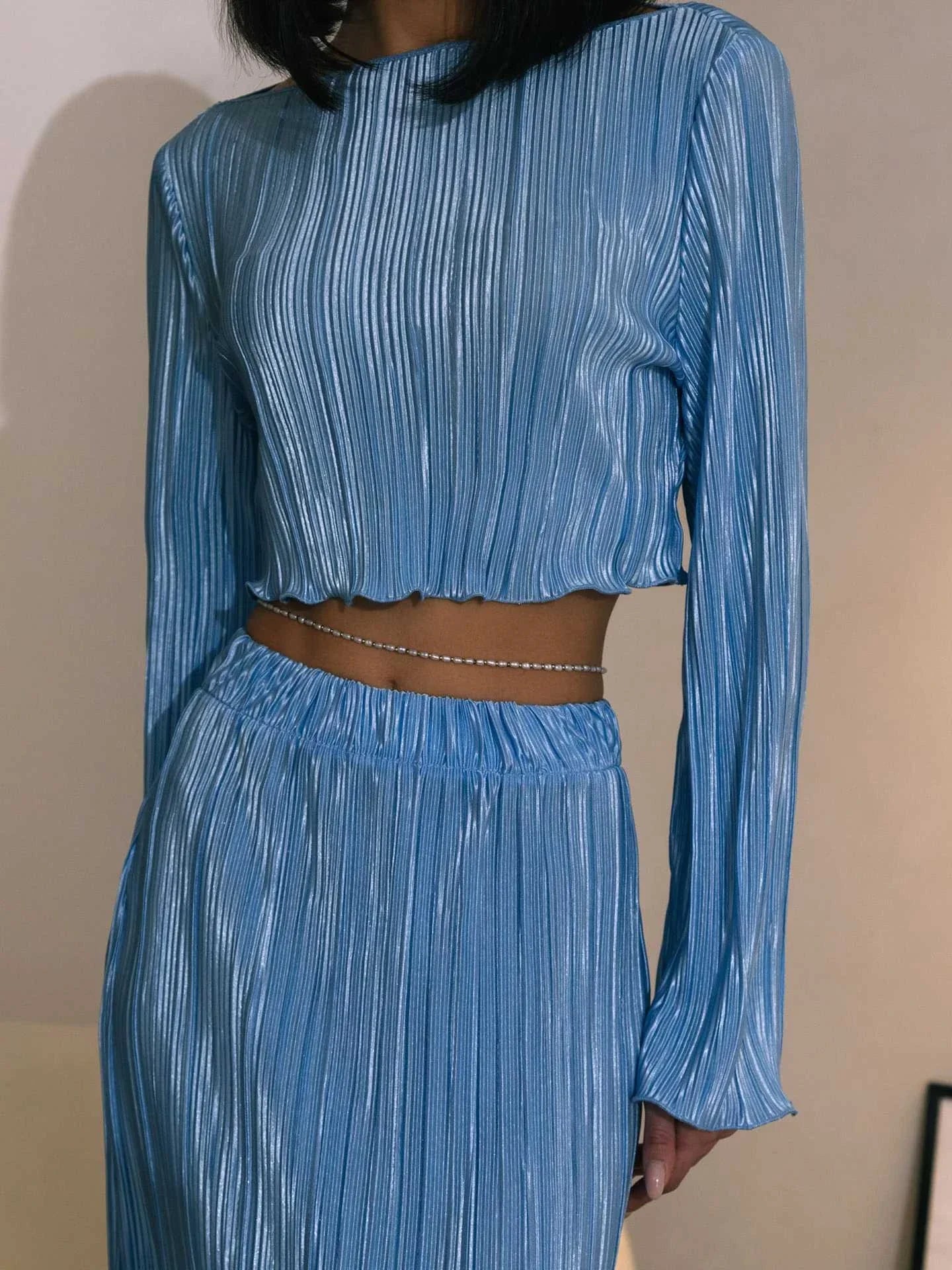 Stylish mid-length skirt and sleeve top suit in green or rose red, a versatile and fashionable outfit for Kiwi women