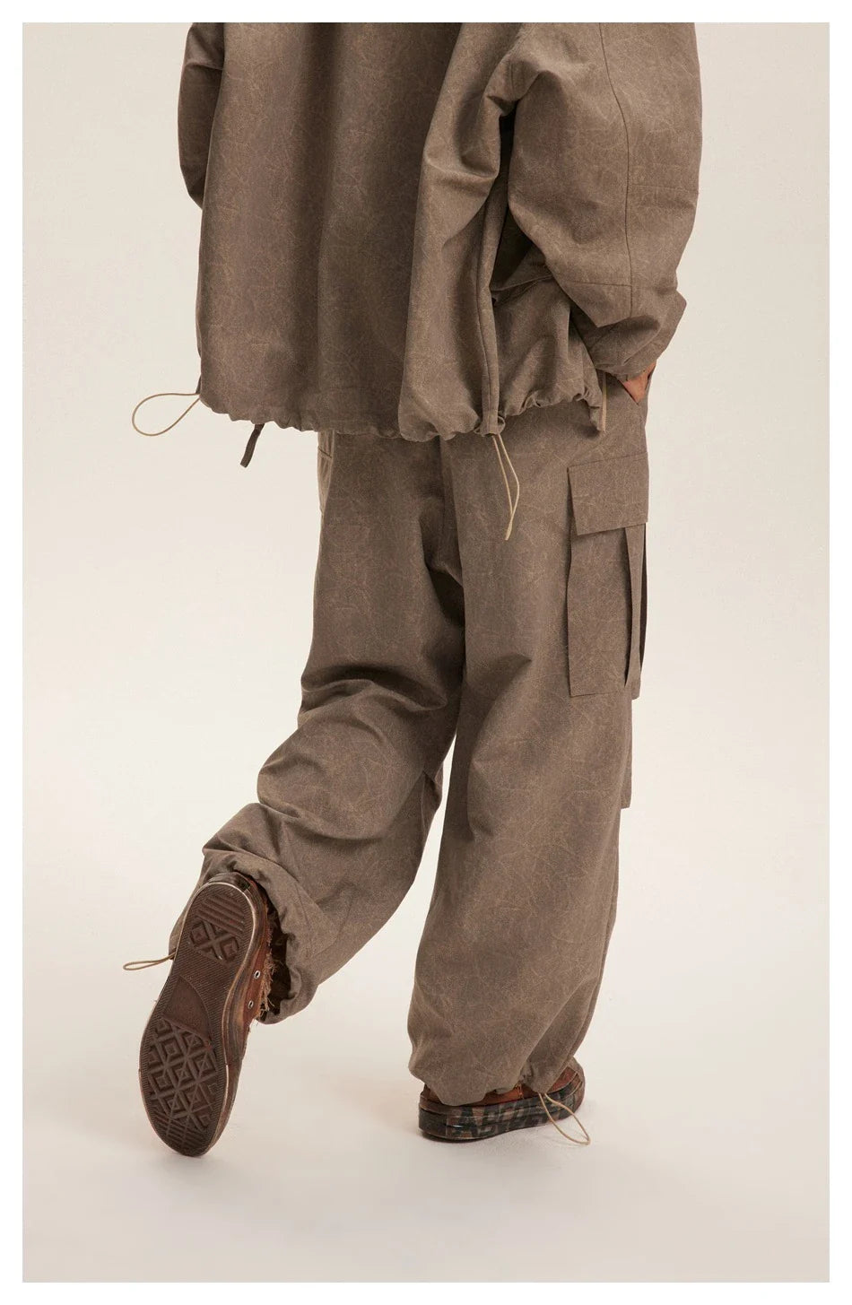 Stylish retro baggy trousers in khaki color, featuring a relaxed, straight-leg fit for all-day comfort and a laidback Kiwi look