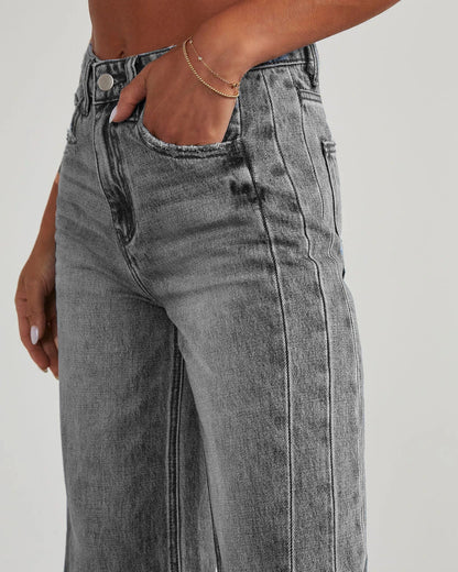 Premium high-waist jeans with pockets, in various colours and sizes, designed for the modern kiwi woman.