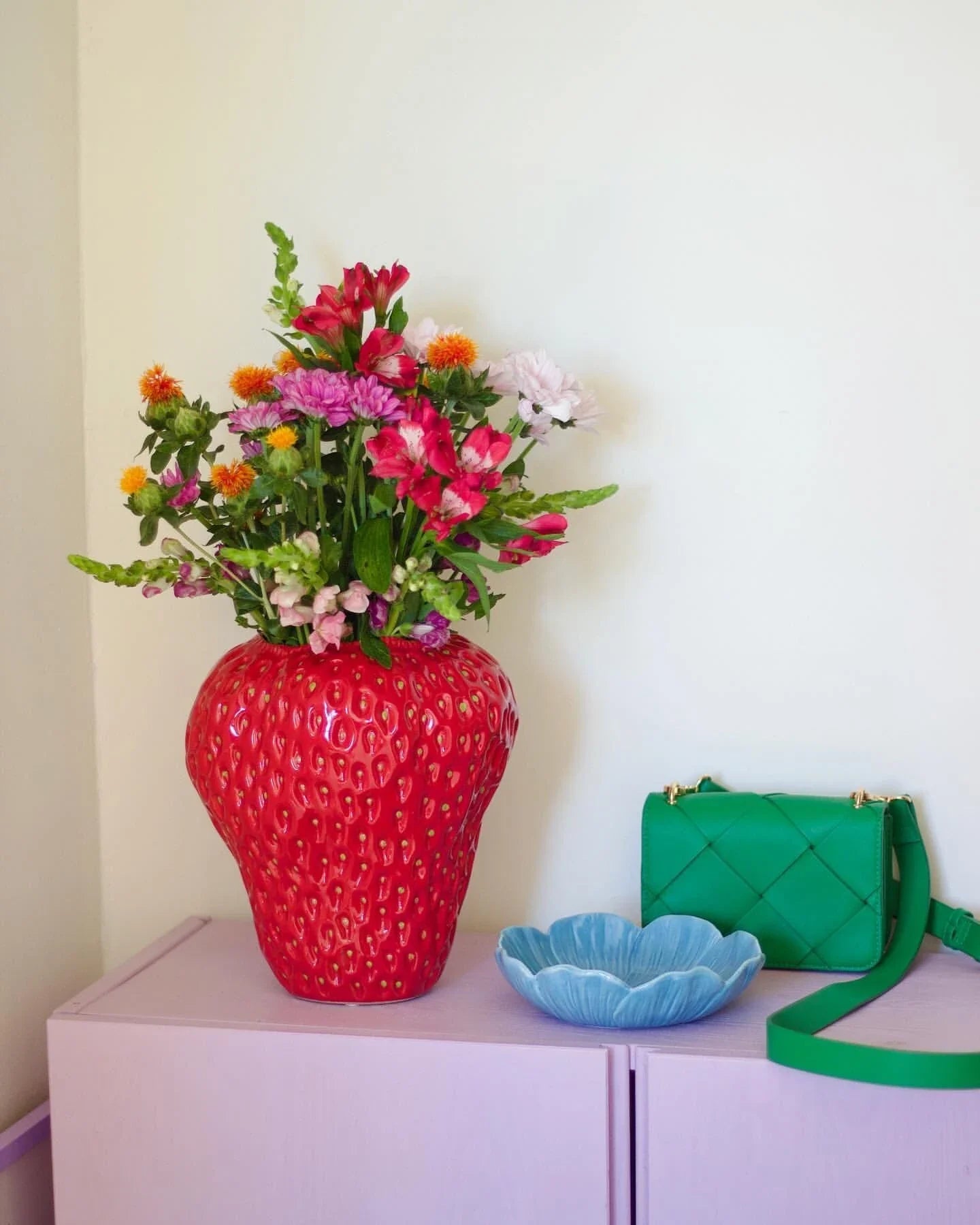 Stylish strawberry-shaped ceramic vase in various colors and sizes, perfect for adding Kiwi charm to your home decor