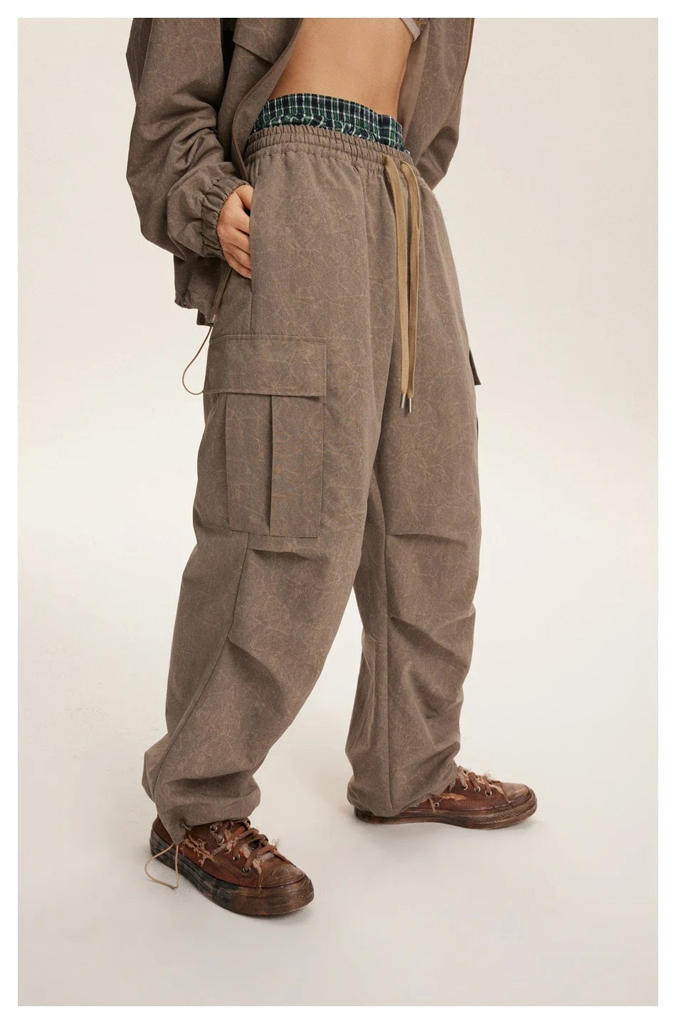 Stylish retro baggy trousers in khaki color, featuring a relaxed, straight-leg fit for all-day comfort and a laidback Kiwi look