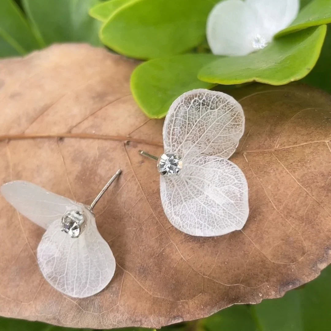 Everlasting hydrangea blossom air clip with integrated mosquito-repelling diffuser, a stylish and functional accessory for Kiwis