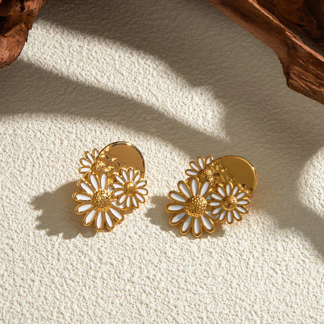 Elegant 18K gold plated daisy stud earrings with a white dripping oil finish, perfect for Kiwi women who love vintage-inspired jewelry