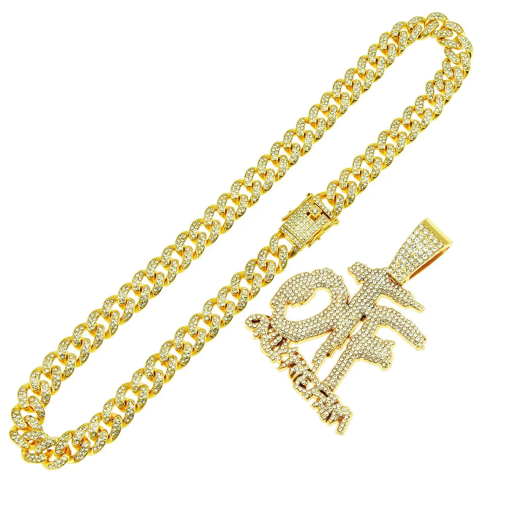 Glamorous diamond-inlaid pendant necklace in gold and silver colors, featuring a unique stitching pattern and adjustable Cuban chain