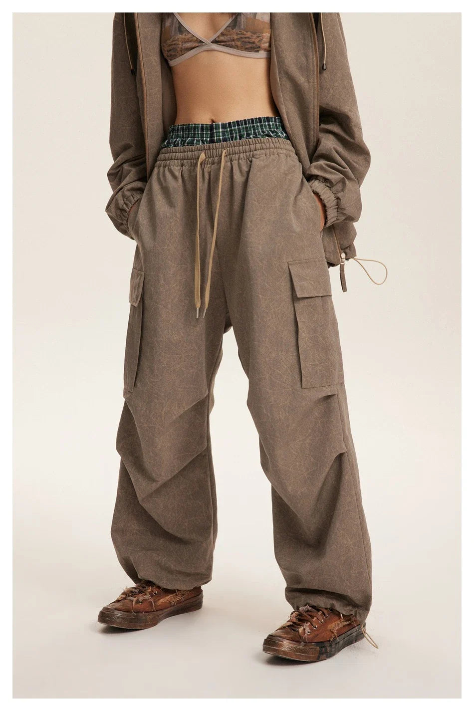 Stylish retro baggy trousers in khaki color, featuring a relaxed, straight-leg fit for all-day comfort and a laidback Kiwi look