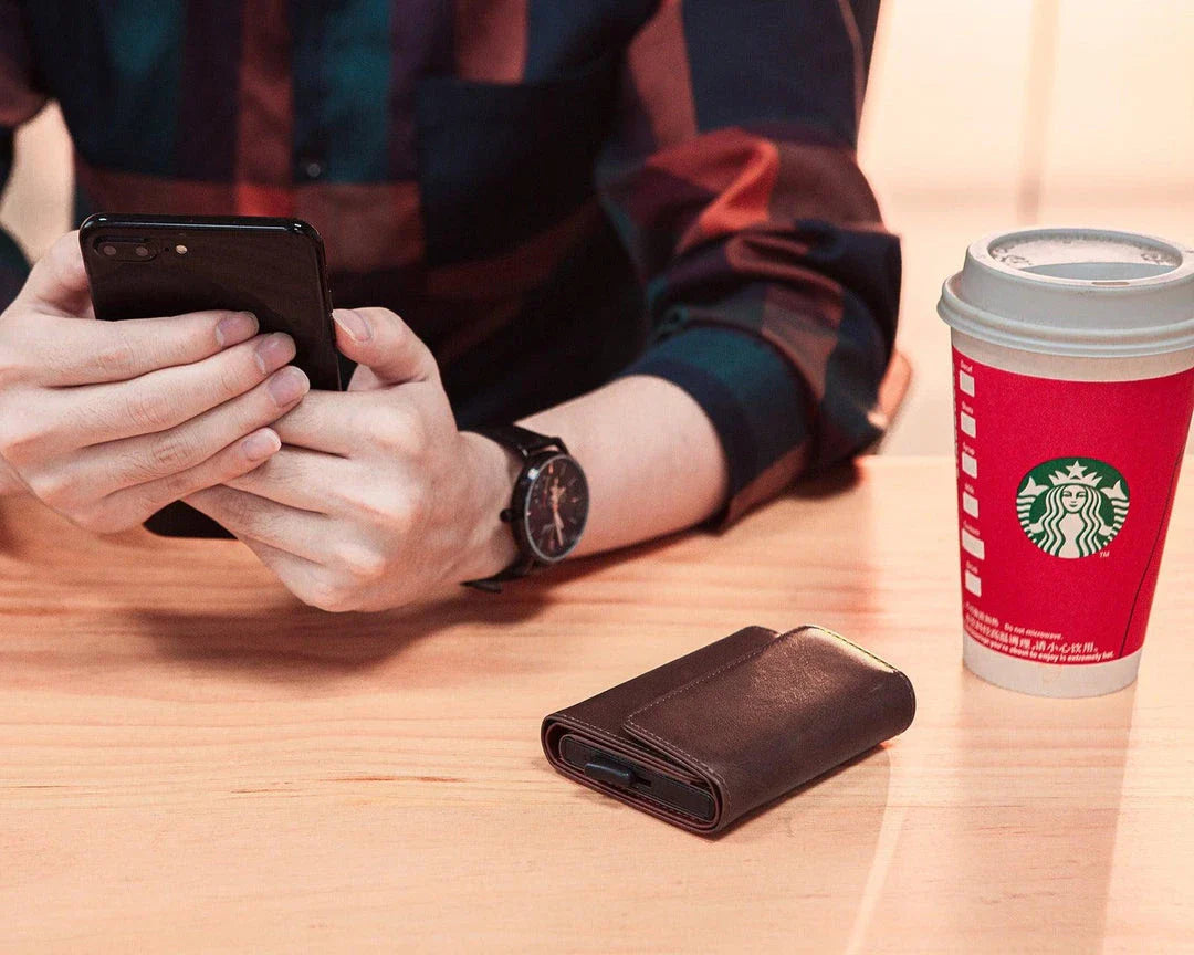 A stylish tri-fold wallet in classic Kiwi-friendly colours, featuring a magnetic buckle closure, anti-theft protection, and a sleek square vertical design