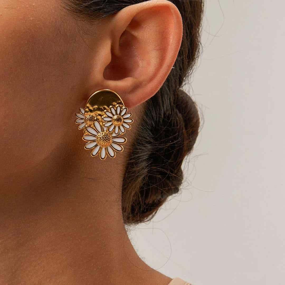 Elegant 18K gold plated daisy stud earrings with a white dripping oil finish, perfect for Kiwi women who love vintage-inspired jewelry