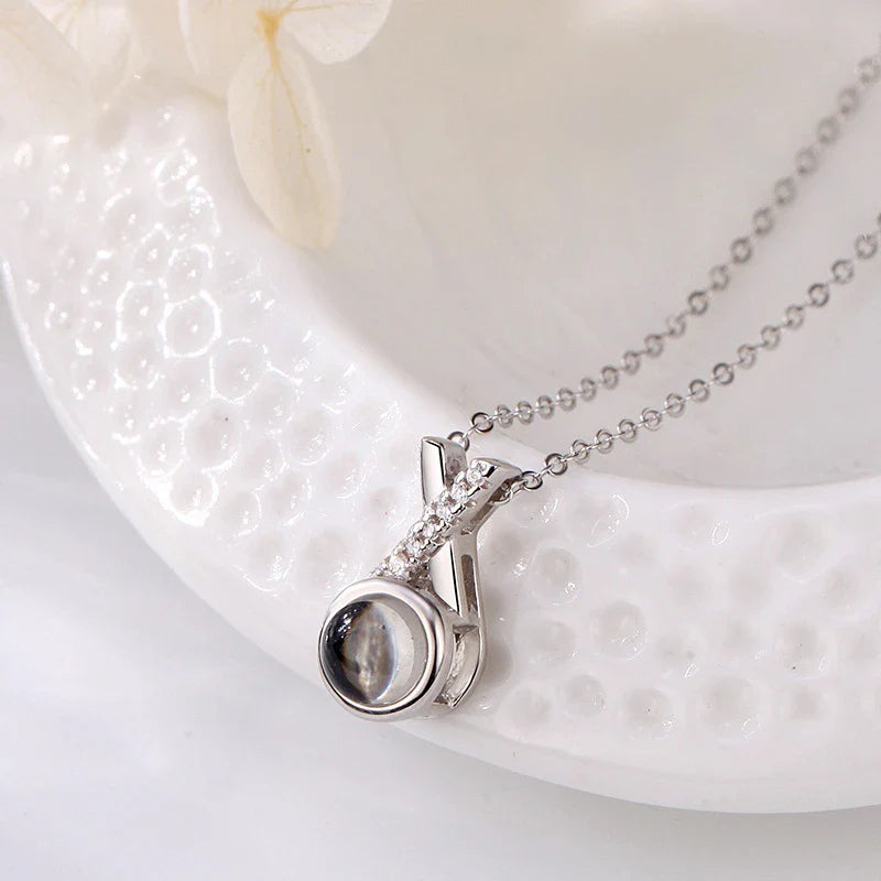 Minimalist clavicle chain with geometric design, available in gold, rose gold, and silver colours