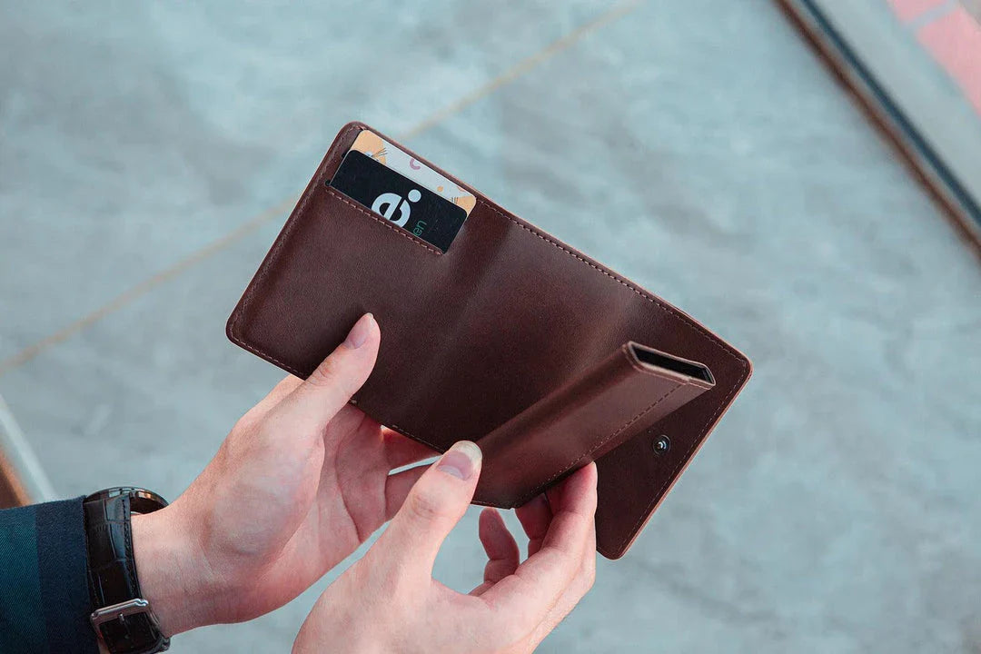 A stylish tri-fold wallet in classic Kiwi-friendly colours, featuring a magnetic buckle closure, anti-theft protection, and a sleek square vertical design