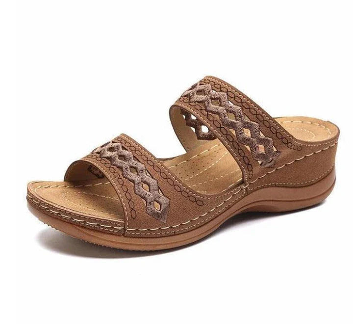 Stylish plaid pattern sandals with flat platform and slip-on design for women