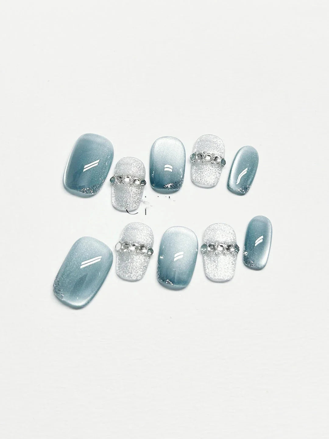 Stylish fake nails in a range of sizes and shapes, with a focus on quality and sustainability