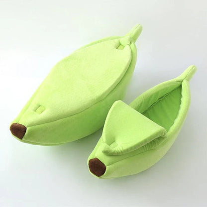 Cozy banana-shaped cat bed in plush, sponge material for ultimate comfort and support