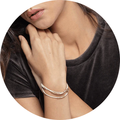 Stylish multilayered bracelet with beige leather and gold-coloured beads, a versatile and modern accessory for Kiwi fashion enthusiasts