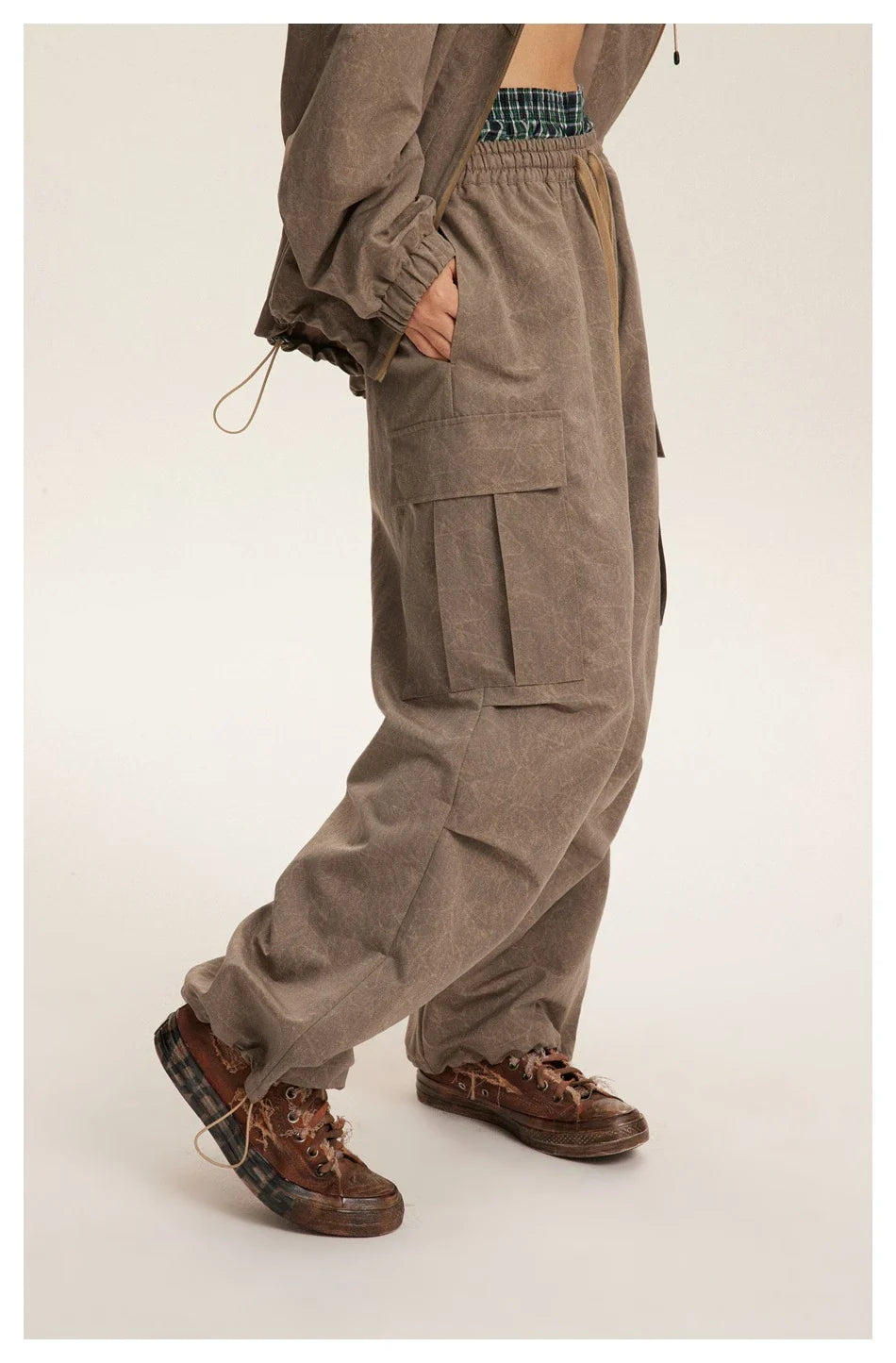 Stylish retro baggy trousers in khaki color, featuring a relaxed, straight-leg fit for all-day comfort and a laidback Kiwi look