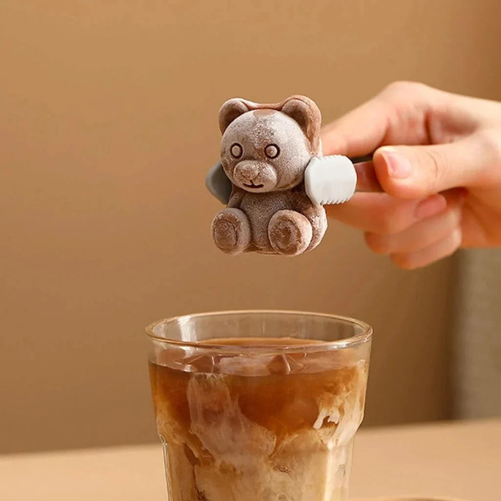 Bear-shaped ice cube mould made of premium silicone for making frozen treats and drinks