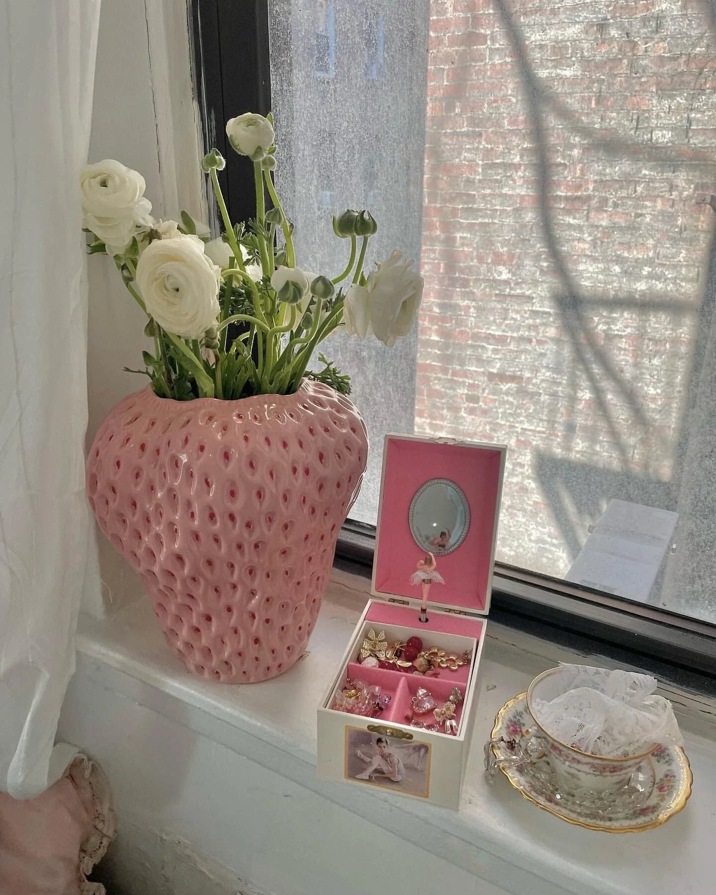 Stylish strawberry-shaped ceramic vase in various colors and sizes, perfect for adding Kiwi charm to your home decor