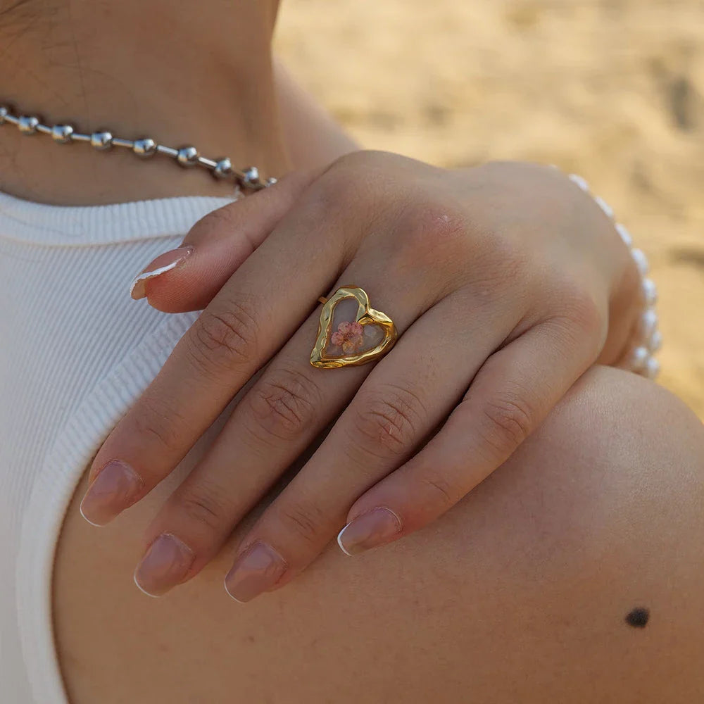 Elegant 18K gold-plated geometric ring with adjustable sizing and waterproof design for versatile Kiwi fashion