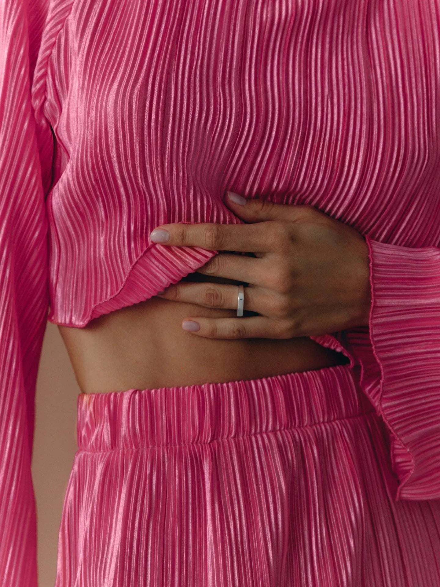 Stylish mid-length skirt and sleeve top suit in green or rose red, a versatile and fashionable outfit for Kiwi women