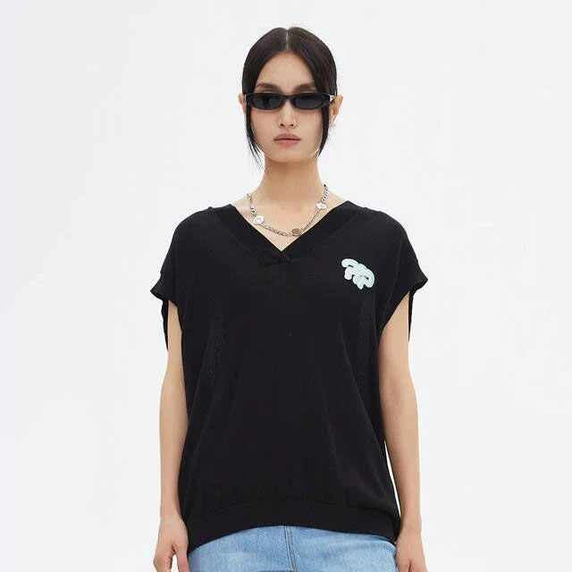 Stylish V-Neck Knit Vest for Kiwi Women in Green, a versatile and comfortable layering piece for casual and formal occasions.