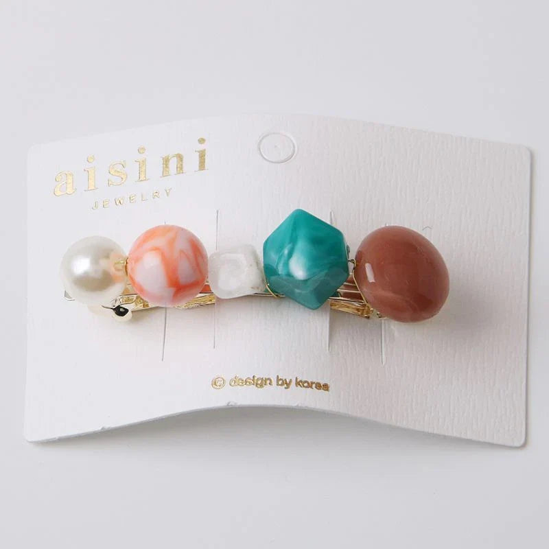 A stylish pearl hair clip with an elegant and sophisticated design, perfect for enhancing the Kiwi fashion aesthetic.