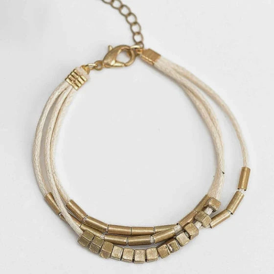 Stylish multilayered bracelet with beige leather and gold-coloured beads, a versatile and modern accessory for Kiwi fashion enthusiasts