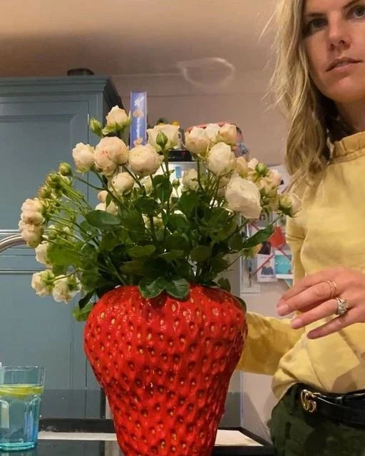 Stylish strawberry-shaped ceramic vase in various colors and sizes, perfect for adding Kiwi charm to your home decor